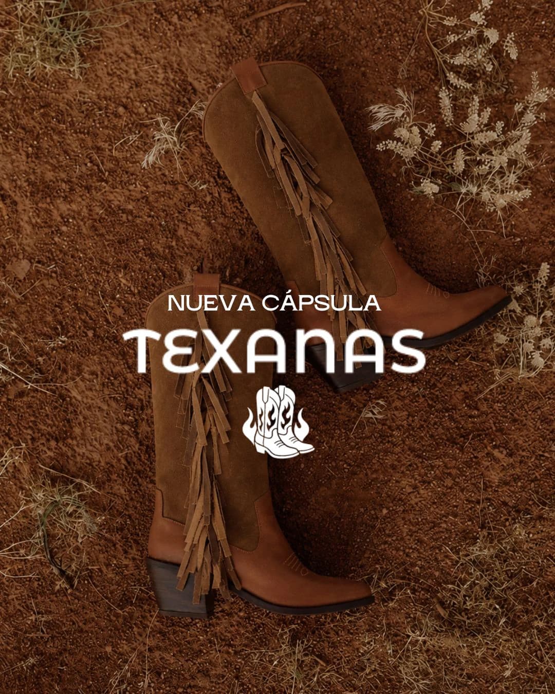 Pieza de la cápsula Texanas: un par de botas texanas con flecos sobre tierra colorada