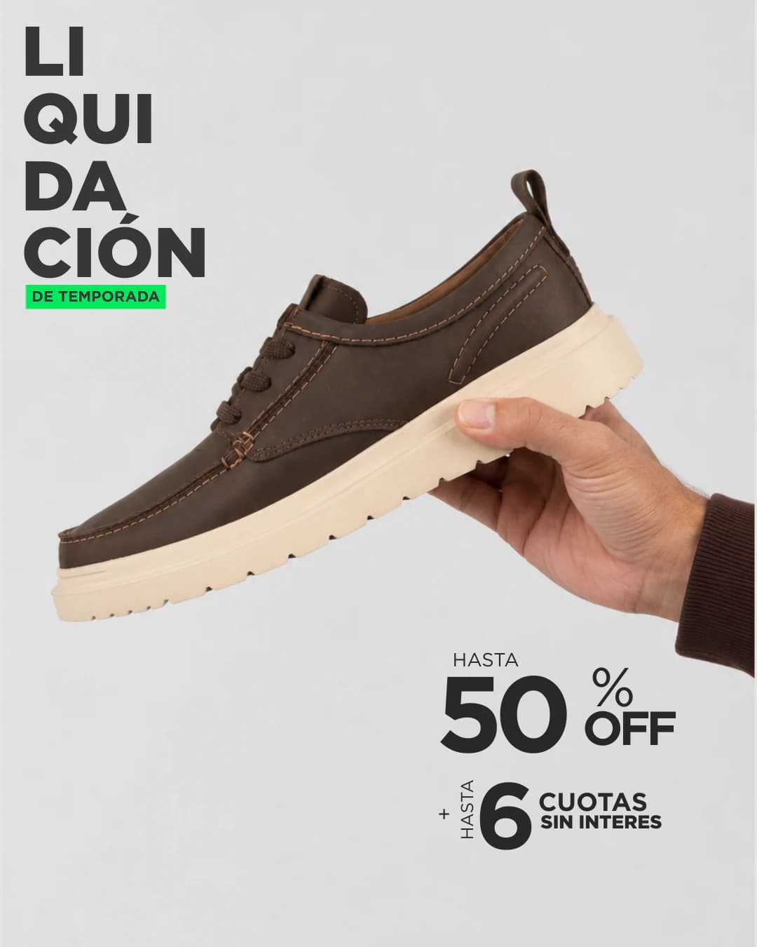 Pieza de la campaña de liquidación: un zapato de cuero marrón en la mano, con el 50% off